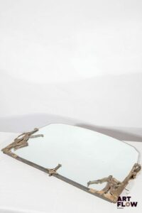 Georges Marius BORETTI (XXeme) Miroir à encadrement en bronze argenté représentant des joueurs de tennis. Circa 1930. 49 x 79 cm. Bon état général malgré quelques défauts (piqûres, petit éclat sur la glace et usures)
