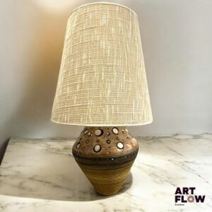Georges PELLETIER (1938 - 2024). Importante lampe en céramique émaillée dans les tons ocres, à décor ajouré. H. du pied env. 36 cm avec abat-jour 78 cm. Quelques légers accidents et manques. Abat-jour légèrement tordu.