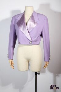 GIANNI VERSACE - Veste courte style blazer au revers large en satin brillant, couleur lilas pâle - fermeture croisée par deux boutons fantaisie - taille 44 - Bon état général malgré quelques très légers défauts