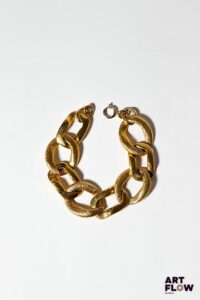 Goossens, prototype pour YVES SAINT LAURENT ? Bracelet à mailles alternées en métal doré, certaines lisses et d'autres à décor légèrement guilloché, à l'imitation de fils d'or. Non siglé. L. 20 cm env. Provenance : collection de la famille d'un ami et collaborateur de Robert Goossens.