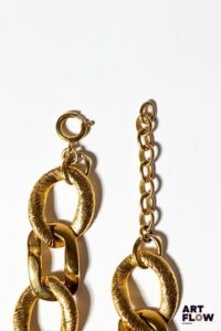 Goossens, prototype pour YVES SAINT LAURENT ? Collier à mailles alternées en métal doré, certaines lisses et d'autres à décor légèrement guilloché, à l'imitation de fils d'or. Non siglé. L. 48 cm env. Petites usures et légère dédorure. Provenance : collection de la famille d'un ami et collaborateur de Robert Goossens.