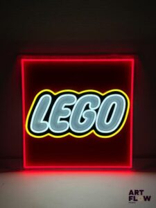 Grande enseigne lumineuse publicitaire Lego. Dimensions : 50 x 50 cm Fonctionnelle - État général excellent. Fourni avec son alimentation murale.