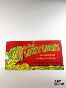 Grande plaque émaillée triangulaire d'après Lucky Lures pour des appâts de pêche 46 x 91 cm Petits éclats et traces de rouille