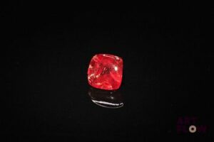 Grenat carré pain de sucre. Egrisure à l'un des angles. 3.42 cts. 7.0mm x 6.0mm