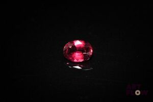 Grenat rhodolite ovale. Probablement Tanzanie. 1.53 ct. 7.7mm x 6.0mm