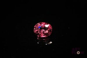 Grenat rhodolite ovale. Probablement Tanzanie, belle couleur. 2.51 cts. 8.3mm x 7.0mm
