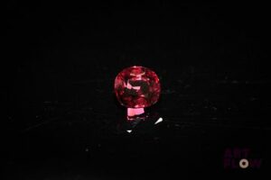 Grenat rhodolite ovale. VVS, jolie couleur. 1.85 ct. 5.0mm x 6.0mm
