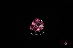 Grenat rhodolite poire. Probablement Tanzanie, belle couleur. 1.55 ct. 8.0mm x 7.0mm