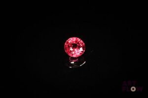 Grenat rhodolite rond. Probablement Tanzanie, belle couleur. 1.39 ct. 6.0mm