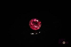 Grenat rhodolite rond. Probablement Tanzanie, très belle couleur. 1.39 ct. 6.5mm