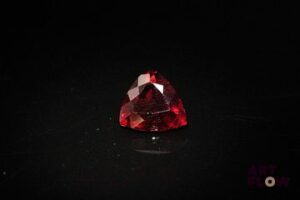 Grenat rhodolite trillion. Jolie couleur, inclusions. 3.40 cts. 9.7mm x 9.0mm
