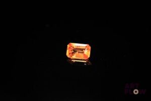 Grenat spessartite orange rectangulaire à pans coupés. Jolie couleur. 0.69 ct. 6.1mm x 3.9mm