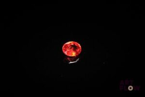 Grenat spessartite ovale. Belle couleur. 0.76 ct. 5.5mm x 4.5mm