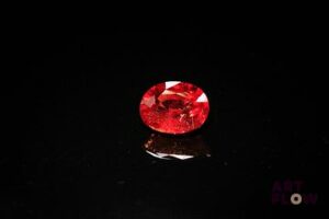 Grenat spessartite ovale. Très belle couleur, saturé, inclusions. 2.19 cts. 8.0mm x 6.5mm