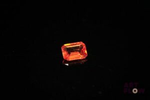 Grenat spessartite rectangulaire à pans coupés. Belle couleur. 0.87 ct. 6.3mm x 4.8mm