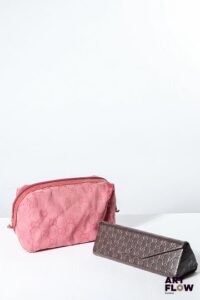 GUCCI Ensemble comprenant une trousse en tissu rose monogrammé et un étui à lunette monogrammé Dimensions : 12 x 20 cm pour le plus grand