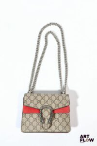 GUCCI Modèle Dionysus Sac porté épaule en toile enduite beige monogrammée et cuir rouge. Fermoir à pression 16,5 x 19 cm (sans la anse) Petites tâches à l'intérieur