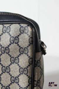 GUCCI Parfums Vanity en toile Guccissima. Manque l'élément de préhension de la fermeture éclair, quelques petites usures et griffures.