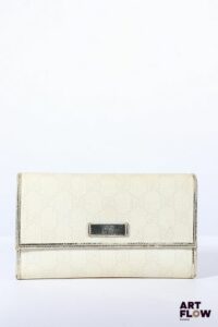 GUCCI Porte feuille en toile enduite monogrammée beige, fermeture à pression sous rabat, garniture argentée. Dimensions : 10 x 18 cm