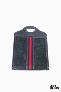 GUCCI Sac cabas en cuir et daim, bande Web en tissu bleu, et rouge. Signé à l’intérieur Dim. H. 46 cm x L. 34 cm x P. 8 cm environ Usures d’usage