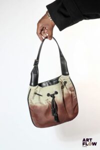 GUCCI Sac en toile tie-dye et cuir noir, fermeture décorative à liens coulissants Signé sur l'une des pendeloques en metal argenté et à l'intérieur du sac Dimensions : 23 x 28,5 cm environ (anse non comprise) Usures et taches