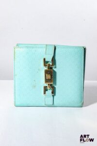 GUCCI Sac pochette en cuir embossé turquoise à motif de monogrammes, bijouterie en métal doré, garniture en cuir et tissu beige. Dimensions : 10,5 x 12 cm Bon état général (quelques taches)