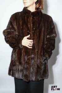 GUYONNET, Fourreur à Quimper Manteau en vison à col légèrement montant. Taille présumée 36/38. Excellent état, très belle façon.