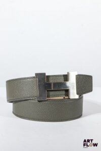 HERMÈS Ceinture en cuir Epsom kaki, boucle reprenant le monogramme de la marque en métal argenté brossé Longueur : 124 cm