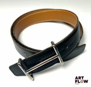 HERMÈS Ceinture et boucle Idem Signée Longueur : 6 cm environ Avec cuir réversible de 107 cm de long environ. Trou additionnel. En l'état.