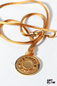 HERMÈS Collier orné d'un pendentif ajouré comprenant l'inscription de la marque Longueur : 28 cm
