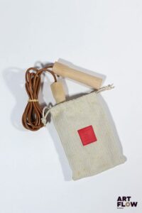 HERMÈS, Corde à sauter à poignées en bois et corde en croute de cuir Gravée « Chic, le sport ! A Sporting life Hermès 2013 » Avec dustbag Petites taches