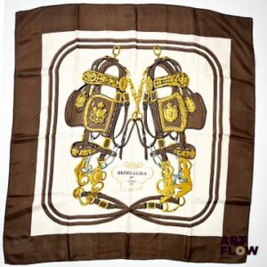 HERMES Modèle "Brides de Gala" Carré en twill de soie dans les tons crème et marron glacé d'après Hugo Grykar. 90 x 90 cm Très bon état général malgré quelques très légers défauts.