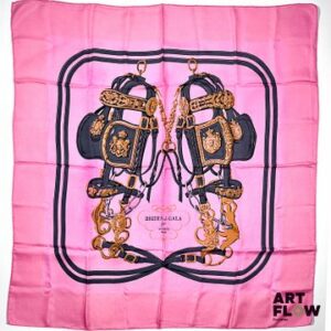 HERMES Modèle "Brides de Gala" Carré en twill de soie d'après Hugo Grykar. 90 x 90 cm Très bon état général malgré quelques légers défauts. Surteint.