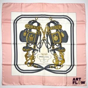 HERMES Modèle "Brides de gala" Carré en twill de soie sur fond blanc et bordure rose pâle. 90 x 90 cm. Dans sa boîte d'origine. Bon état général malgré quelques très légers défauts.