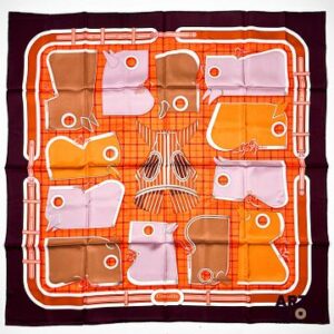 HERMES Modèle "Camails" Carré en twill de soie dessiné par Françoise de la Perrière. 90 x 90 cm Dans ses plis d'origine Très bon état général.