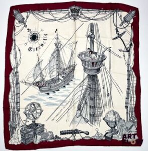 HERMÈS Modèle "Caravelle" Carré en twill de soie à bordure bordeaux, dessiné par Philippe LEDOUX 90 x 90 cm Bon état général malgré quelques légers défauts (petites tâches, petit fil tiré)