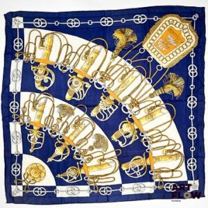 HERMÈS Modèle "Cliquetis" Carré en twill de soie dans les tons bleus, dessiné par Julia ABADIE 90 x 90 cm Bon état général malgré quelques défauts (tâches, fils tirés)