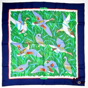 HERMES Modèle "Cols verts" Carré en twill de soie dans les tons verts et bleus, d'après Christiane Vauzelles. 90 x 90 cm