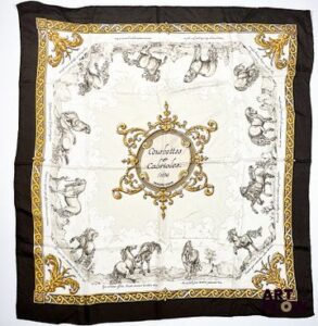 HERMÈS Modèle "Courbettes et Cabrioles" Carré en twill de soie à bordure marron dessiné par Françoise FACONNET 90 x 90 cm Bon état général malgré quelques légers défauts (petites tâches)