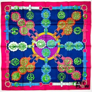 HERMES Modèle "Cuivreries" Carré en twill de soie dans les tons verts et bleus, dessiné par Françoise de la Perrière. 90 x 90 cm Dans ses plis d'origine. Edition circa 2015. Très bon état général.