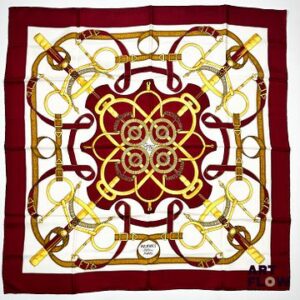 HERMES Modèle "Éperons d'or" Carré en twill de soie d'après Henri d'Origny à bordure rouge. 90 x 90 cm Très bon état général malgré quelques légers défauts (petites tâches)