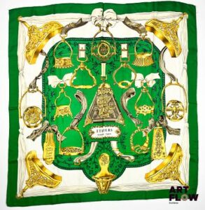 HERMÈS Modèle "Etriers" Carré en twill de soie dans les tons vert et ivoire, dessiné par Francoise DE LA PERRIERE 90 x 90 cm Bon état général malgré quelques défauts (petites tâches, décolorations, fils tirés)