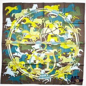 HERMES Modèle "Ex Libris en camouflage" Carré en twill de soie dessiné par Benoît-Pierre Emery. 90 x 90 cm