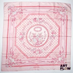 HERMES Modèle "Jeux de paille" Carré en twill de soie rose dessiné par F. de La Perrière. 90 x 90 cm Dans ses plis d'origine