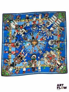 HERMÈS Modèle Kachinas Carré en twill de soie signé Kermit Oliver. 90 x 90 cm Dans sa boîte d'origine Petites tâches, fil tiré.