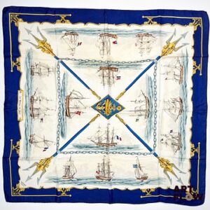 HERMÈS Modèle "La marine en bois" Carré en twill de soie dans les tons ivoire et bleu, dessiné par Hugo GRYGKAR 90 x 90 cm Bon état général malgré quelques défauts (jaunissement, petites taches)