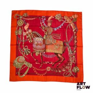 HERMÈS modèle Le timbalier d'après un dessin de Françoise HERON. Carré en twill de soie dans les tons rouge orangé 90 x 90 cm Infimes tâches