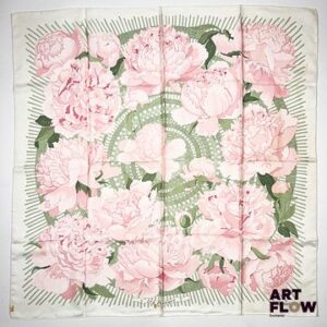HERMÈS Modèle "Les Pivoines" Carré en twill de soie dans les tons roses et verts pastel. 90 x 90 cm. Dans sa boîte d'origine. Bon état général malgré quelques défauts (tâches).
