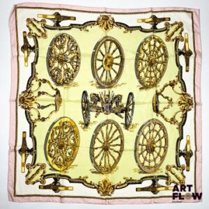 HERMÈS Modèle "Les Roues" Carré en twill de soie dans les tons vert et rose pastel, dessiné par Cathy LATHAM 90 x 90 cm Bon état général malgré quelques légers défauts (petites tâches)