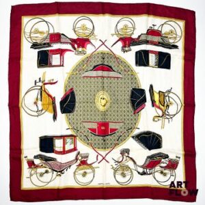 HERMÈS Modèle "Les voitures à transformation" Carré en twill de soie à bordure bordeaux, dessiné par Françoise DE LA PERRIERE 90 x 90 cm Bon état général malgré quelques défauts (tâches)
